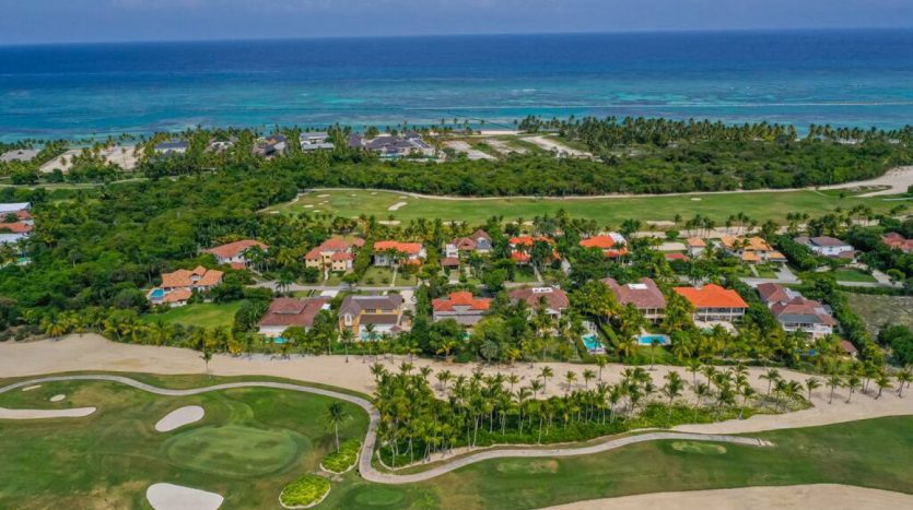 Вилла в Punta Cana Resort: 4 спальни, бассейн, гольфкар, рядом пляж (аренда)