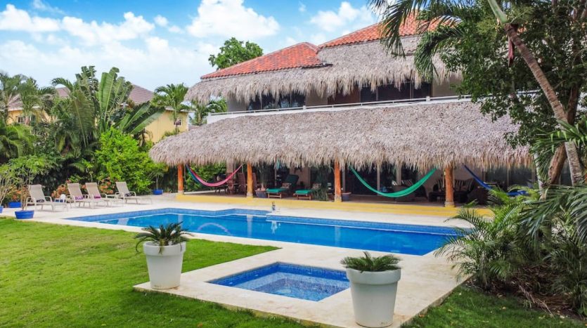 Вилла в Punta Cana Resort: 4 спальни, бассейн, гольфкар, рядом пляж (аренда)