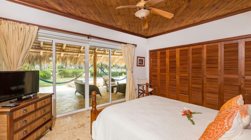 Вилла в Punta Cana Resort: 4 спальни, бассейн, гольфкар, рядом пляж (аренда)