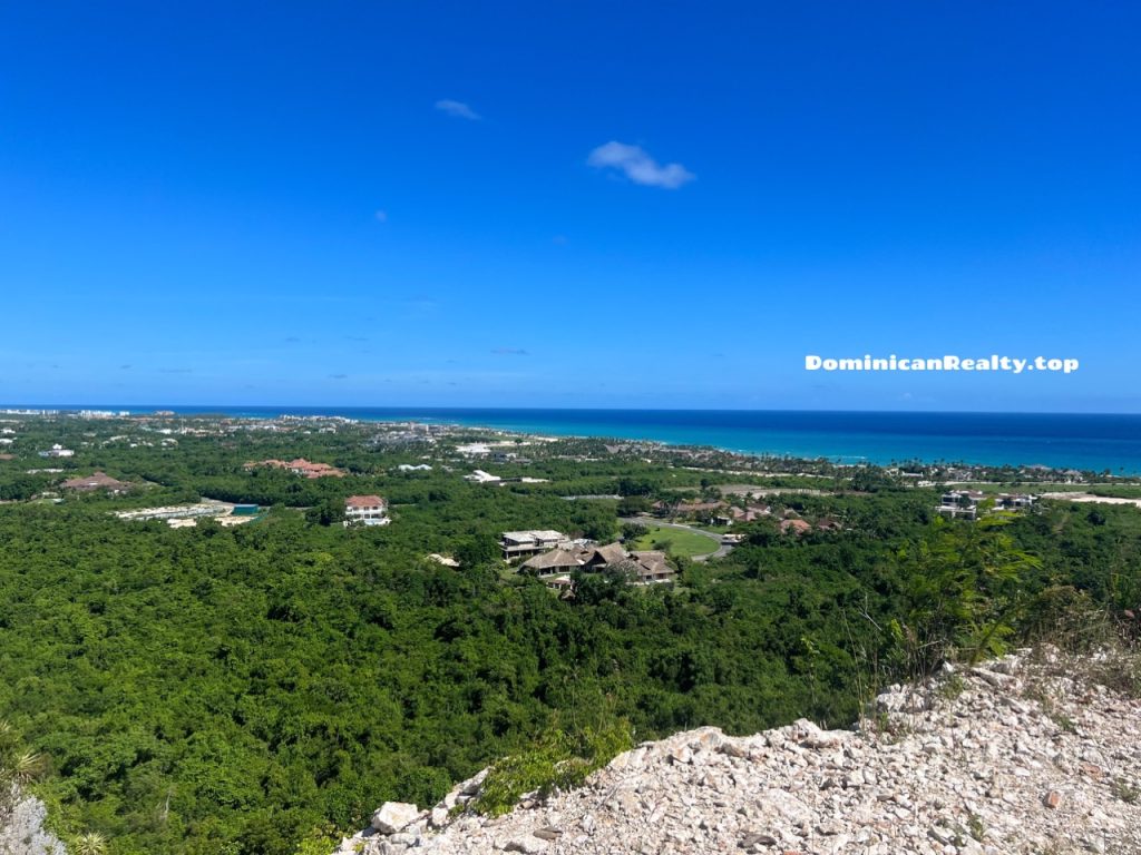 Земля на горе Farallon (Cap Cana): вид на Карибское море